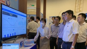 Các đại biểu tham quan mô hình sáng tạo trưng bày tại triển lãm