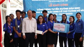 Đồng chí Nguyễn Hồ Hải thăm, tặng quà chiến sĩ tình nguyện tại tỉnh Vĩnh Long