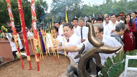 Các đồng chí lãnh đạo, nguyên lãnh Đảng, Nhà nước và TPHCM thắp hương tưởng nhớ các anh hùng liệt sĩ tại Nghĩa trang Hàng Dương