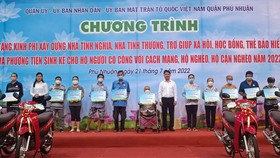 Quận Phú Nhuận trao phương tiện sinh kế, bảo trợ xã hội cho gia đình chính sách khó khăn