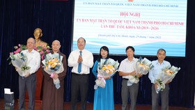 Phó Bí thư Thành ủy TPHCM Nguyễn Hồ Hải chúc mừng đồng chí Trần Kim Yến và các ủy viên Ủy ban MTTQ Việt Nam TPHCM