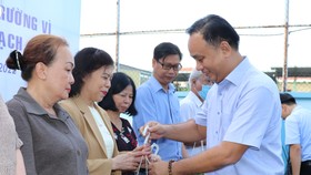 Chủ tịch UBND quận Phú Nhuận Nguyễn Đông Tùng tặng cây xanh cho người dân tại lễ phát động