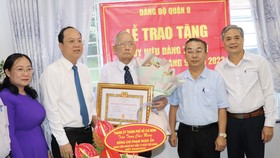 Đồng chí Nguyễn Hồ Hải trao Huy hiệu 75 năm tuổi Đảng cho đồng chí Phạm Ngọc Ẩn