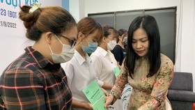 Phó Tổng biên tập Báo Phụ nữ TPHCM trao học bổng đến các nữ sinh