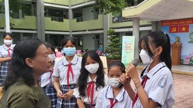 Các em học sinh trao đổi các vấn đề liên quan tuổi dậy thì cùng chuyên gia