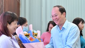 Phó Bí thư Thành ủy TPHCM Nguyễn Hồ Hải biểu dương các học viên xuất sắc tại lễ bế giảng khóa bồi dưỡng kiến thức, kỹ năng công tác dân tộc, tôn giáo. Ảnh:VIỆT DŨNG