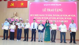 Các đảng viên cao tuổi Đảng tại quận Bình Thạnh nhận Huy hiệu Đảng 