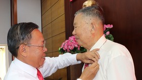 Bí thư Thành ủy TP Thủ Đức Nguyễn Hữu Hiệp gắn Huy hiệu 75 năm tuổi Đảng cho đồng chí Tô Văn Giai