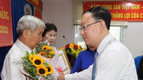 Bí thư Quận ủy quận 4 Nguyễn Quốc Thái trao Huy hiệu Đảng đến các đảng viên