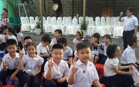 華人子弟佔一半的明道小學學生喜氣洋洋地迎接新學年。