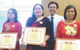 市華語成人教育中心主任錢美秀(左二) 獲得“好人好事”獎。
