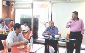 華人企業家杭慰瑤(右一)與高肇力(右二)分享創業經驗。