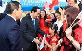 越南駐白俄羅斯大使館工作人員在明斯克國際機場迎接國家主席陳大光。（圖源：玉欣）