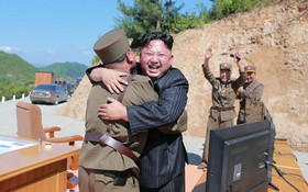 朝鮮領導人金正恩與導彈科技暨技術人員慶祝洲際導彈發射成功。（圖源：路透社）