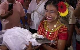 圖為婚禮現場，一名女子抱著鱷魚大笑。（圖源：互聯網）