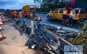廣州至河源高速公路龍門段發生一起客車翻車事故，造成19人死亡，多人受傷。路政部門工作人員在清理事故現場。（圖源：新華網）