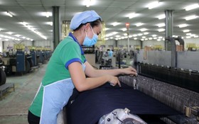 華人企業越鴻紡織製衣公司的生產線。（圖源：曉東）