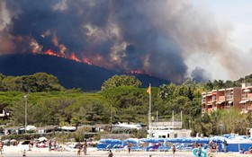 法國東南部森林大火已持續兩天，從Bormes-les-Mimosas海濱看到山火濃煙。(圖源：路透社)