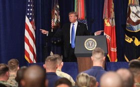 美國總統特朗普在邁爾堡就阿富汗及南亞局勢發表講話。（圖源：互聯網）