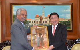 市人委會主席阮成鋒向卡瑪勒閣下贈送紀念品。（圖源：市黨部新聞網）