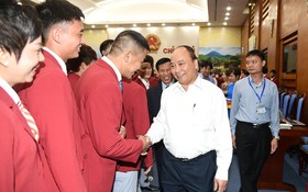 政府總理阮春福和運動員們親切握手。