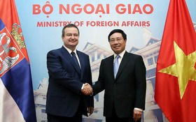 我國副總理、外交部長范平明(右)接見了塞爾維亞共和國第一副總理兼外交部長伊维察‧達契奇( Ivica Dacic)。（圖源：海明）