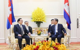 河內市委書記黃忠海（左）拜訪柬埔寨總理洪森。（圖源：互聯網）