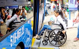 殘疾人士乘公交車不用買票。