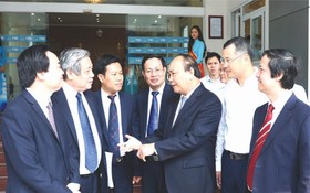 政府總理阮春福與河內國立大學領導及骨幹幹部交談。（圖源：越通社）