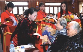 國會主席阮氏金銀向越南英雄母親贈送禮物。（圖源：越通社）