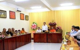越南祖國陣線中央委員會主席陳清敏探訪芹苴市佛教理事委員會。（圖源：互聯網）
