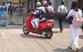 許多學生放學後駕駛新款的大排量摩托車。（圖源：互聯網）