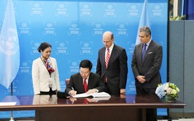 范平明副總理受國家主席陳大光委託簽署《禁止核武器條約》。（圖源：越通社）