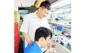 陳文信博士在殘疾青年職技培訓與就業中心為殘疾人士授藝。