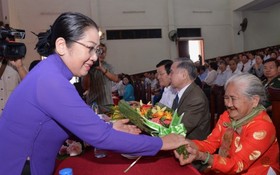 市委副書記武氏蓉向越南英雄母親送花祝賀。