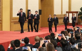 中國新一屆黨中央政治局常務委員與記者見面。（圖源：新華網）