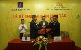 圖為PVN 與Vietnam Airlines代表人簽署合作協議書儀式。（圖源：PVN）