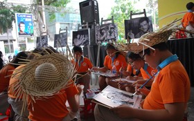 儀式結束後，約50名青少年開始參加比賽，主要是繪畫切‧格瓦拉(Che Guevara)的肖像。