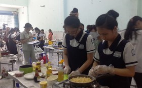 文朗學校學生參加烹飪比賽。