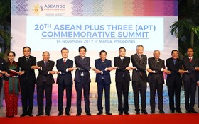 出席東盟+3峰會各國領導握手合影。（圖源：VPG）
