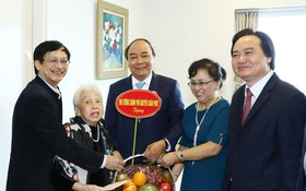 政府總理阮春福問候我國女鋼琴家人民教師、優秀藝術家蔡氏蓮(見圖，左二)。