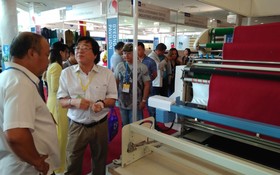 布路奇公司在展覽會展示的先進鋪布機設備。