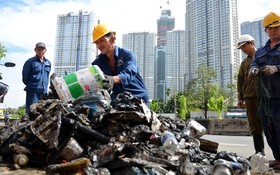 各職能機關對阮友景街道加強清除垃圾工作。（圖源：黎潘）