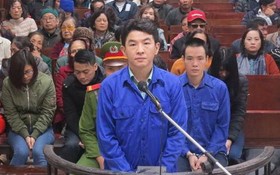 被告人Hsu Ming Jung 站在被告席上答法官問案。（圖源：互聯網）