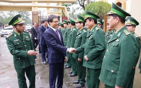 政府副總理武德膽前往看望並向乂安省邊防部隊幹部、戰士致以節日的祝賀。（圖源：乂安電視台視頻截圖）