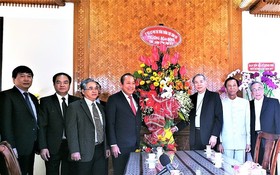 政府常務副總理張和平(左四)與崑嵩省總教區主教和各神職人士合照。（圖源：VGP）