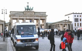 德國首都柏林一輛警車停在勃蘭登堡門前加強安保措施。（圖源：新華網）