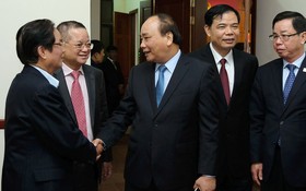 政府總理阮春福(中)與各代表交談。（圖源：VGP）