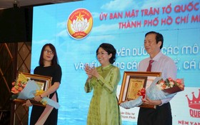 市祖國陣線委員會主席蘇氏碧珠(中)向萬盛發集團及萬成乳膠床墊公司頒贈獎狀。