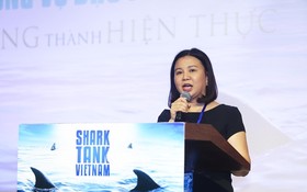 越南Shark Tank計劃生產經理黎杏女士在真人秀電視節目上分享有關創業項目資訊。（圖源：志盛）